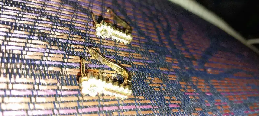 Anting warna emas imitasi