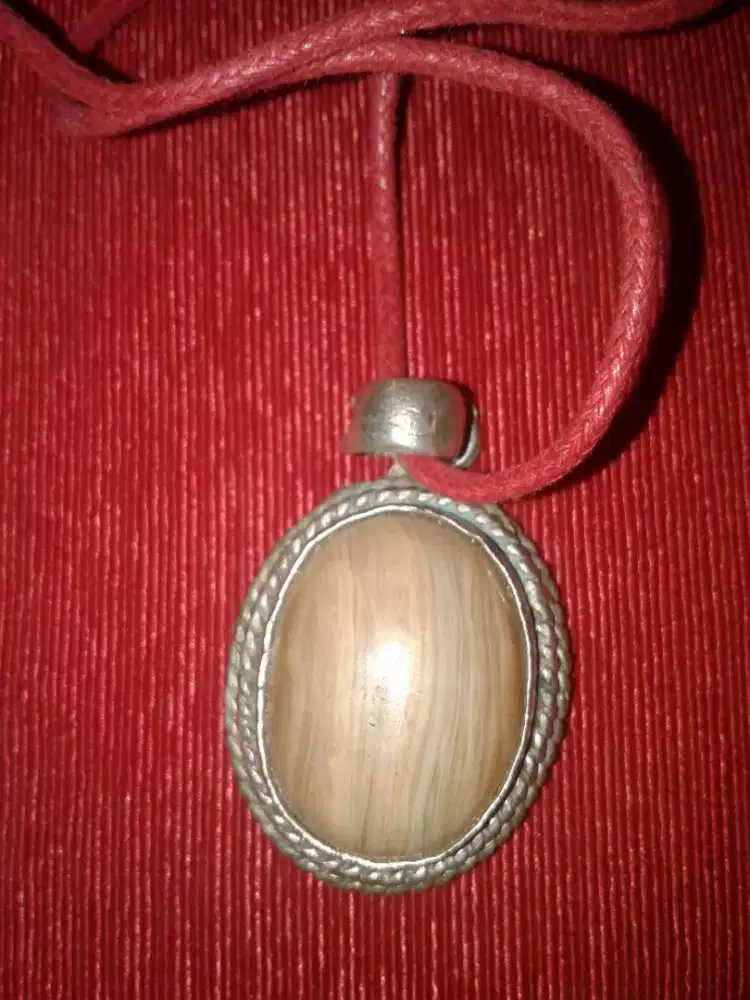 Liontin batu motif rambut tua