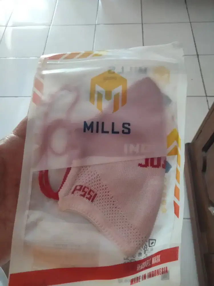 Masker timnas Indonesia merah putih merk Mills ori