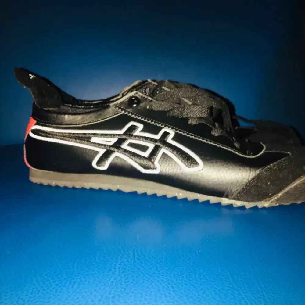 Onitsuka hitam store