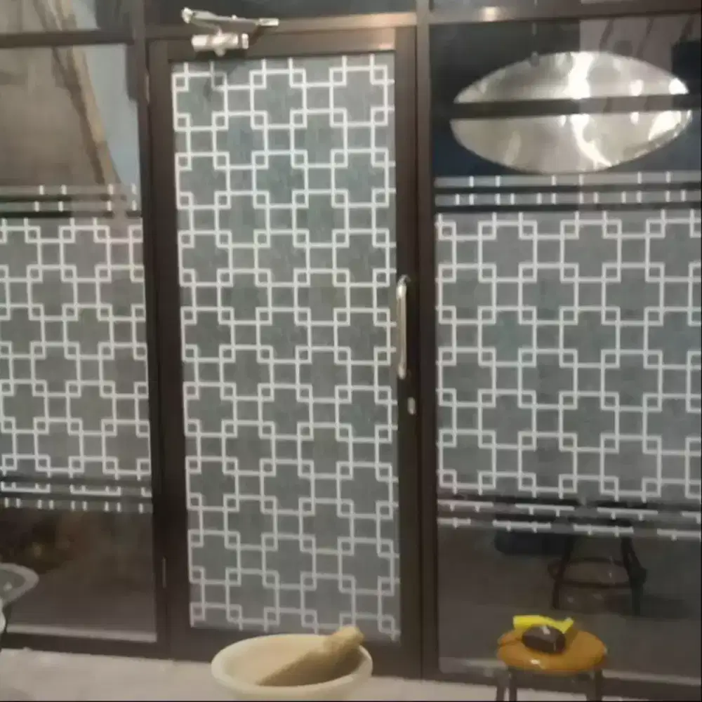 Dekorasi kaca rumah dengan stiker sanblas dan kaca film