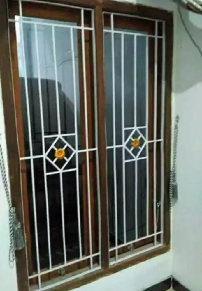 Teralis besi pengaman jendela