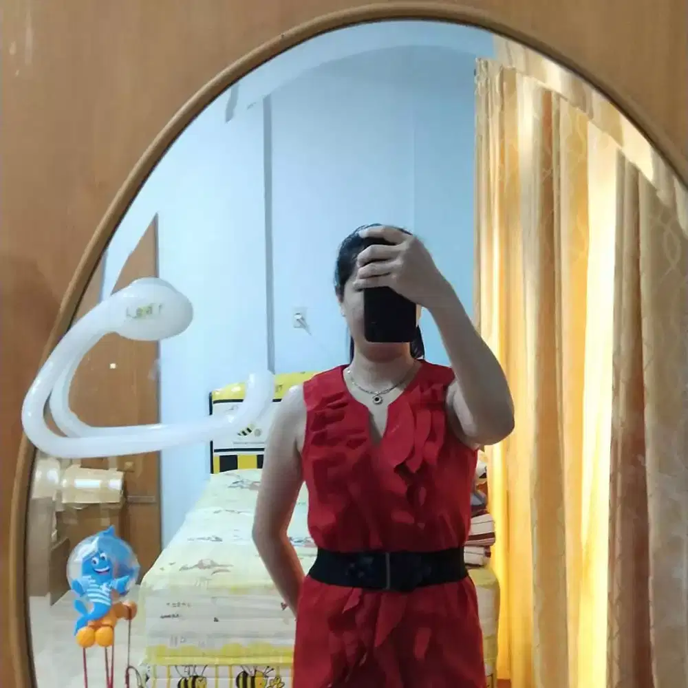 Dress merah cocok untuk pesta