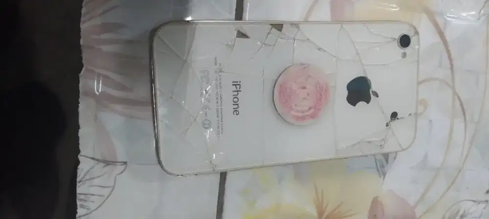 iphone SE1 kondisi mati tp di cas nyala layar pecah depan belakang