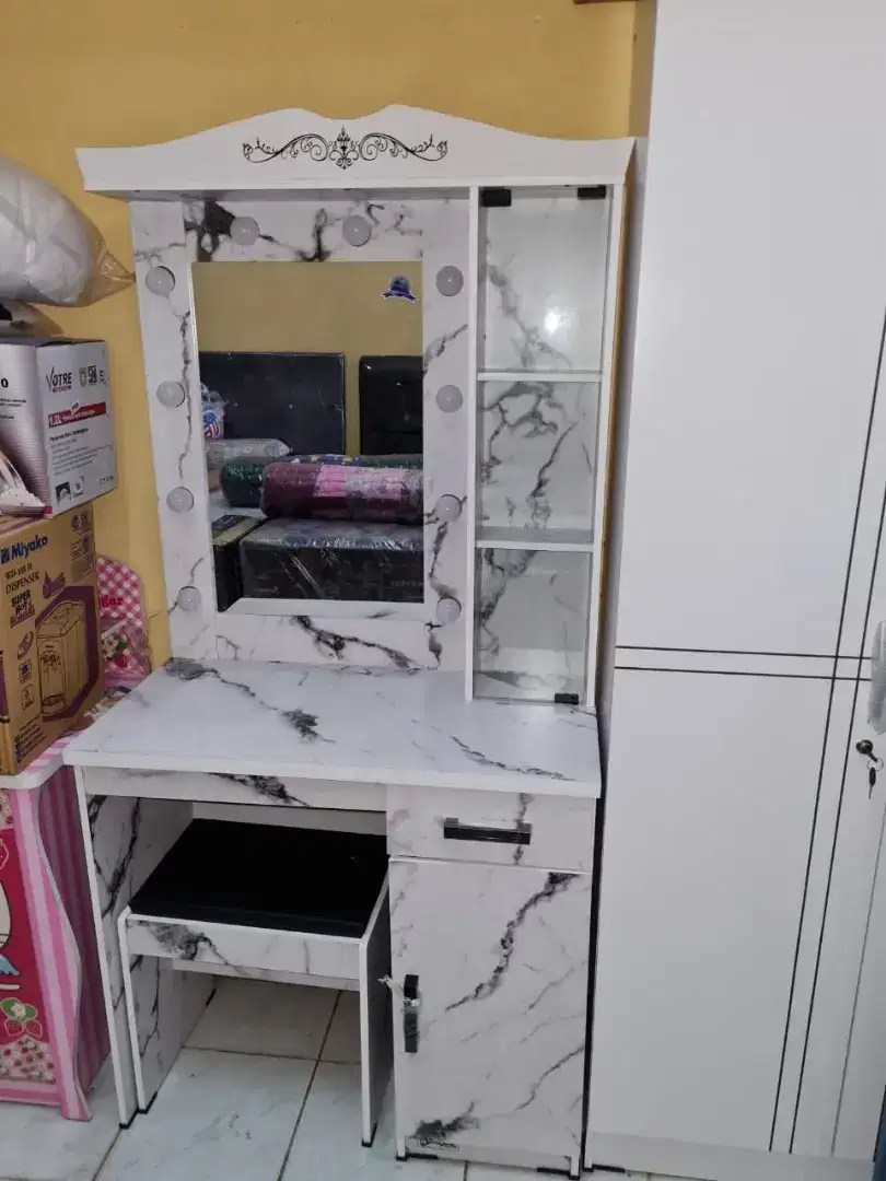 MEJA RIAS LAMPU KEKINIAN