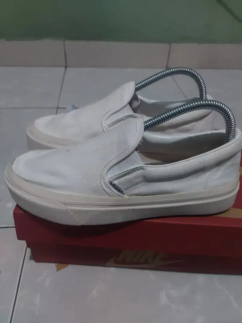 Sepatu kasual vans full white
