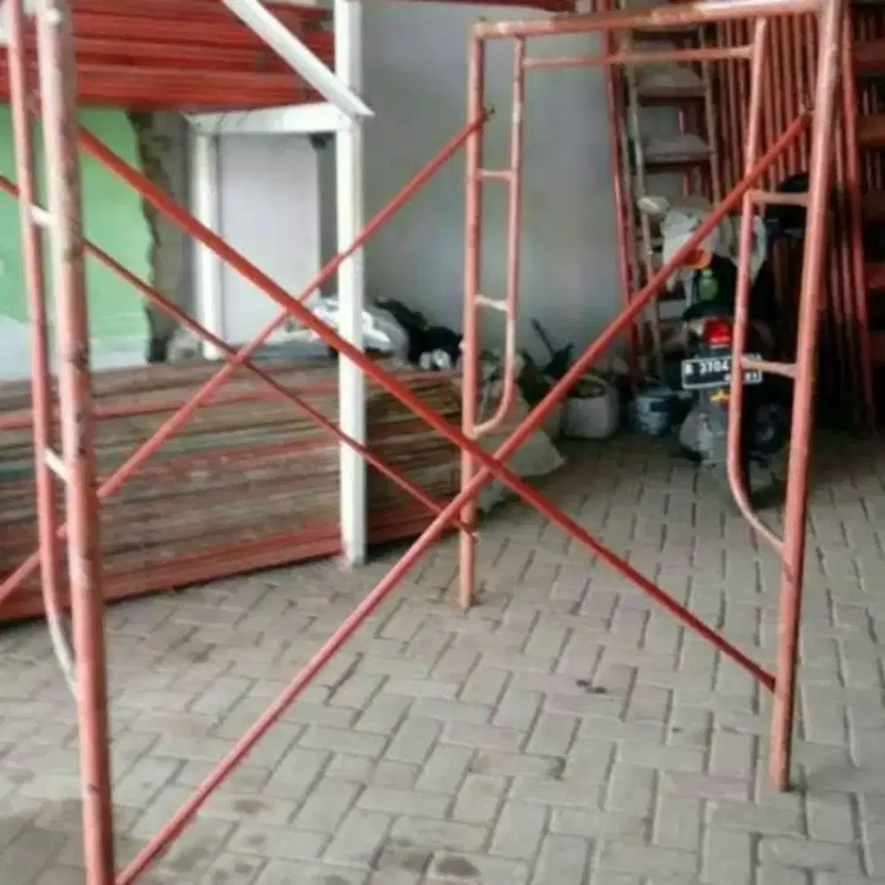 Menyediakan scaffolding untuk ganti cat tembok
