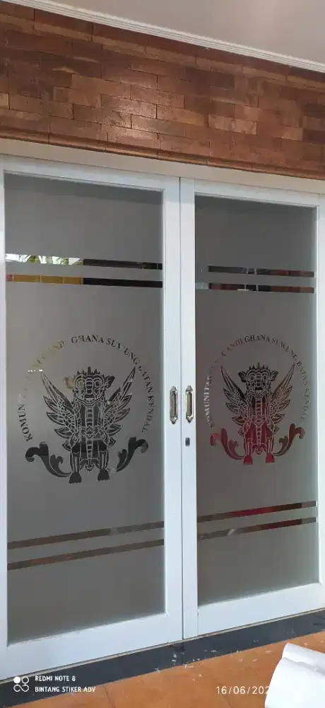 Ada banyak pilihan sticker sunblas motif, polos serta cutting bosku