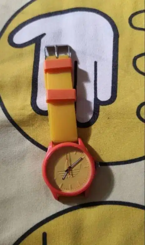 Jam warna kuning adidas