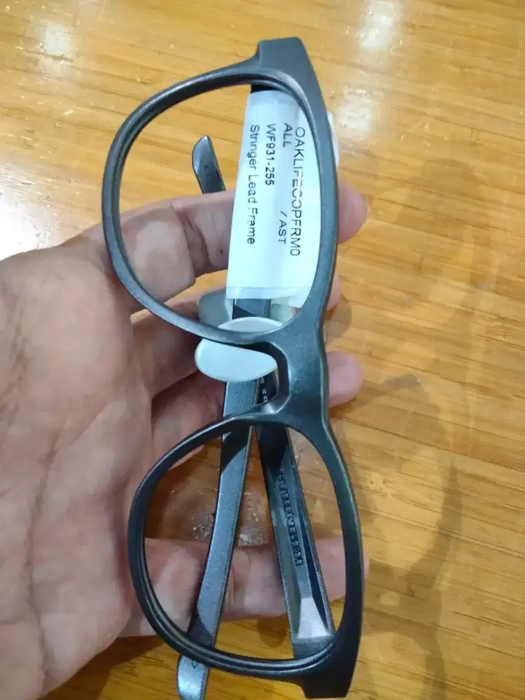 Kacamata baca merk Oakley