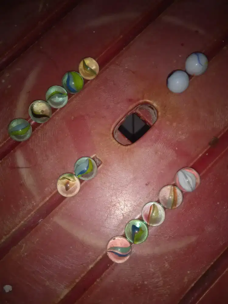 Mainan kelereng warna warni