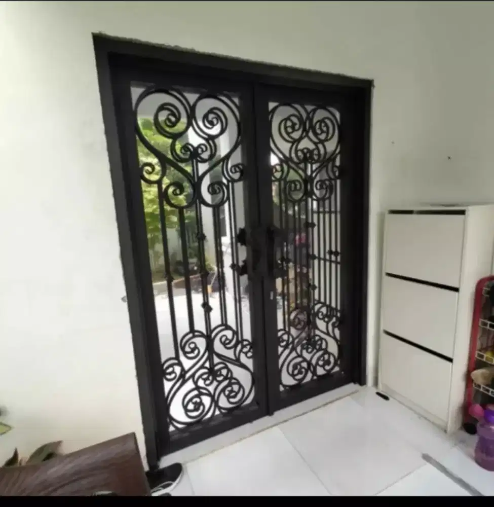 Pintu utama besi tempa