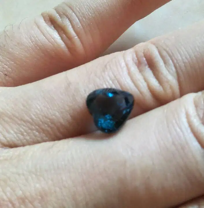 4,18 carat heart shape natural london blue topaz with GRI certified