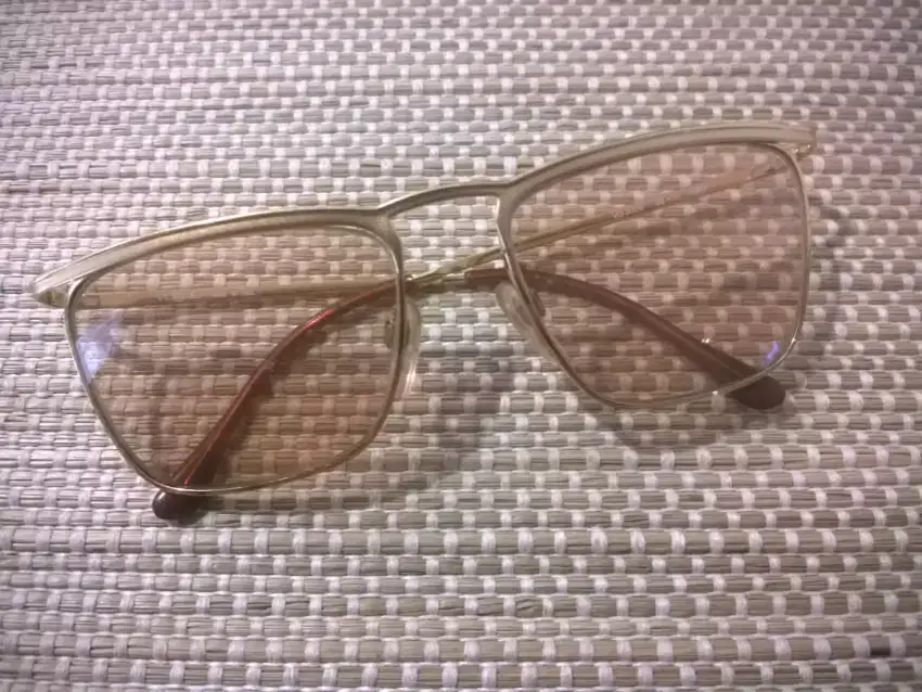 18. Kacamata Sunglasses Vintage Retro Pria Wanita: Vogue