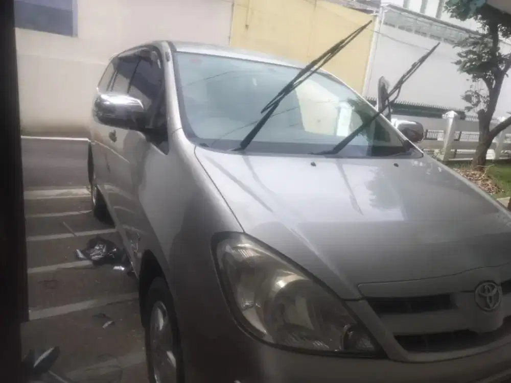 kaca film hitam menambah privasi mobil