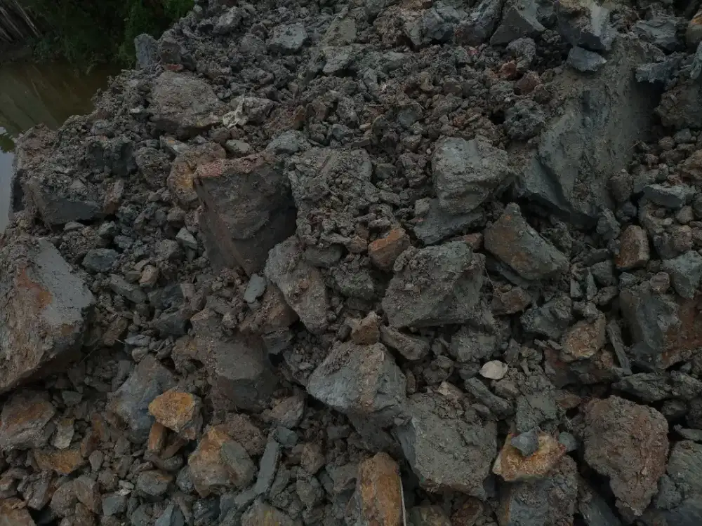 Tanah timbunan hitam