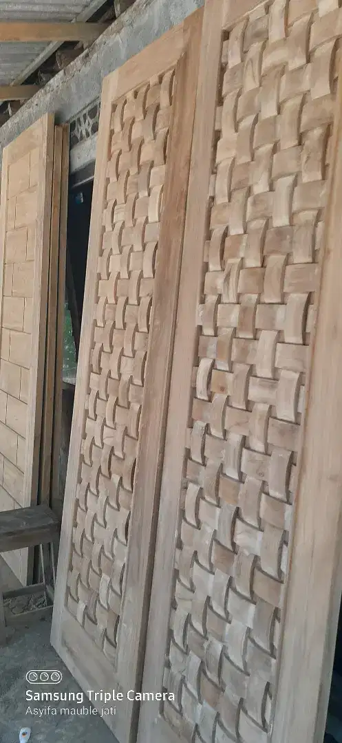 Pintu utama anyaman kayu jati