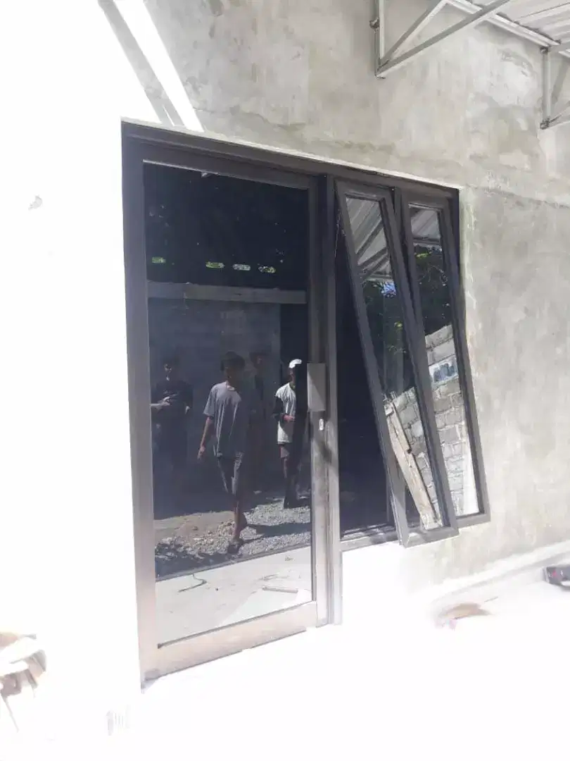 Partisi pintu kaca kusen alumunium salon barbershop