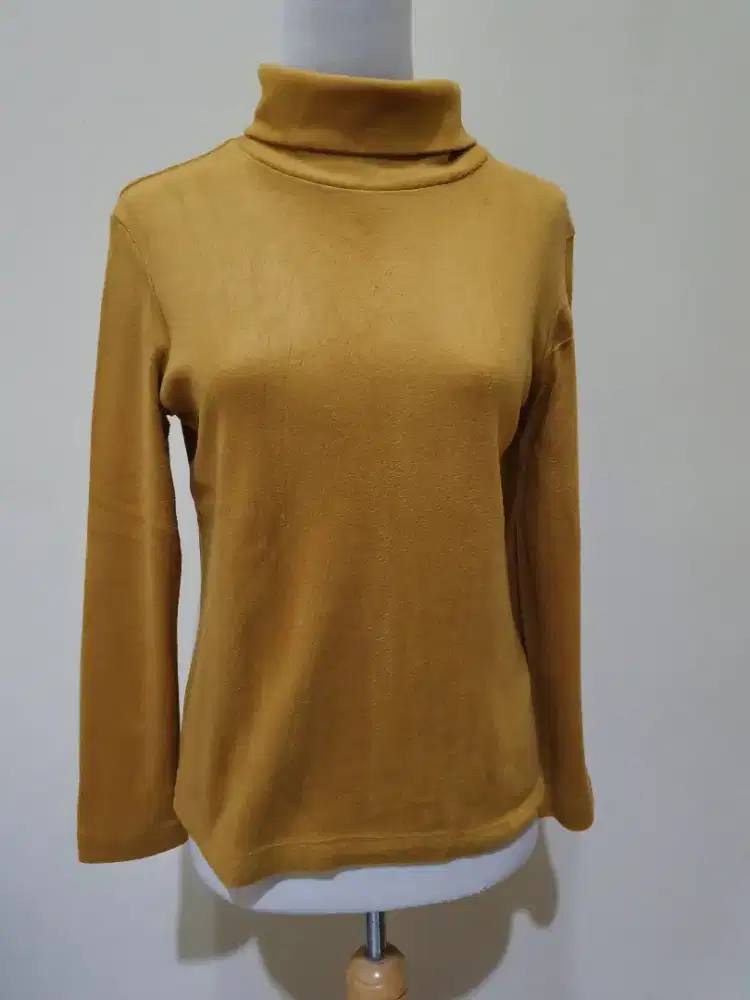UNIQLO TURTLE NECK SIZE M