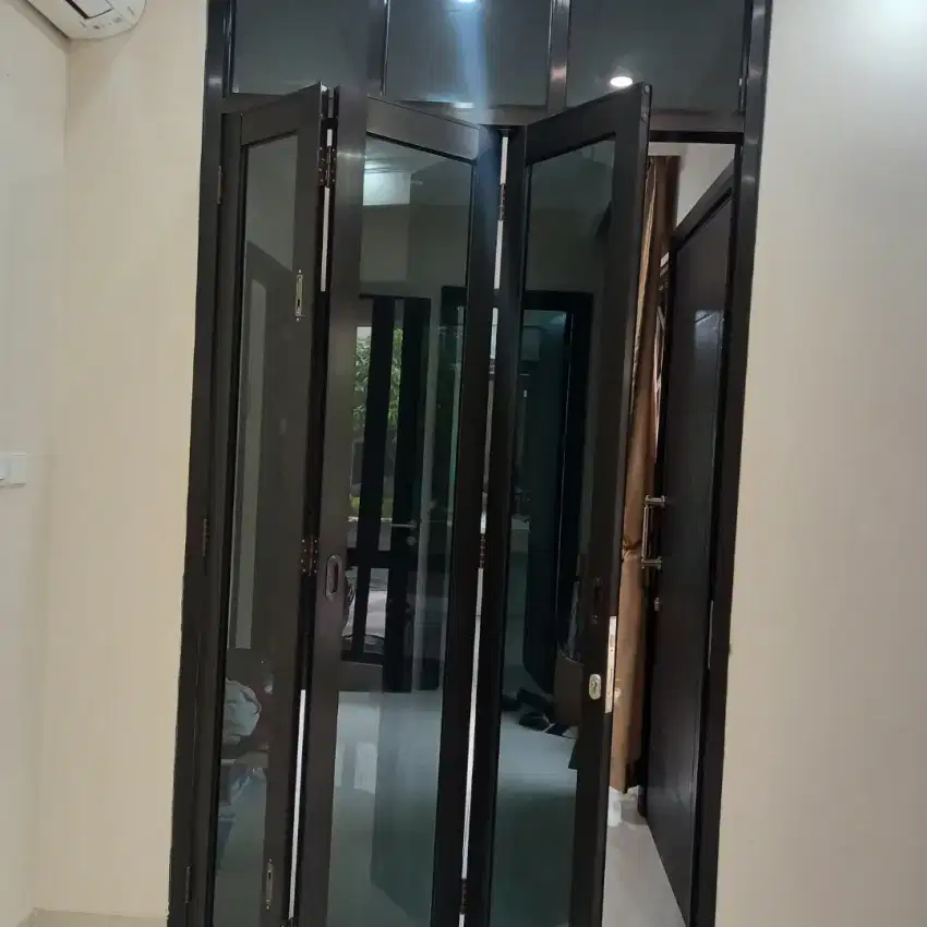 Pintu lipat 3 daun kaca riben