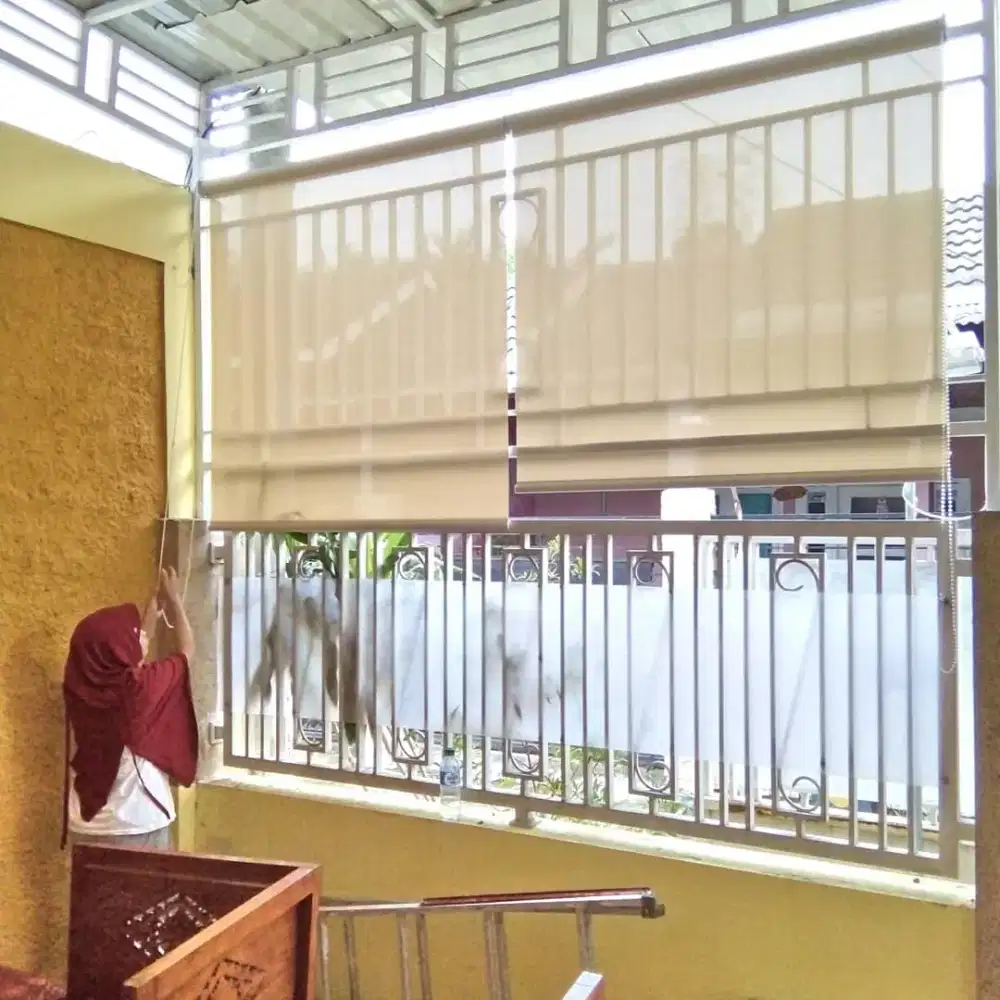 Tirai penahan tampias hujan dan sinar ultraviolet