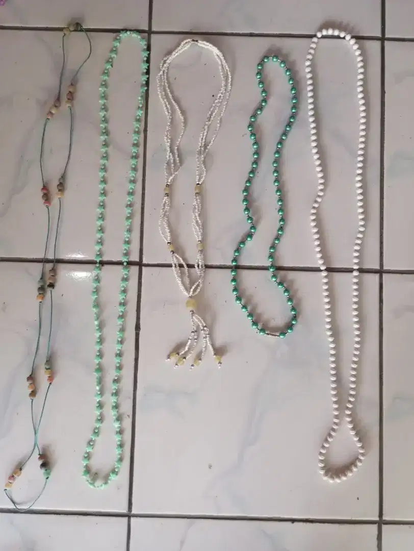 Aneka aksesoris gelang kalung