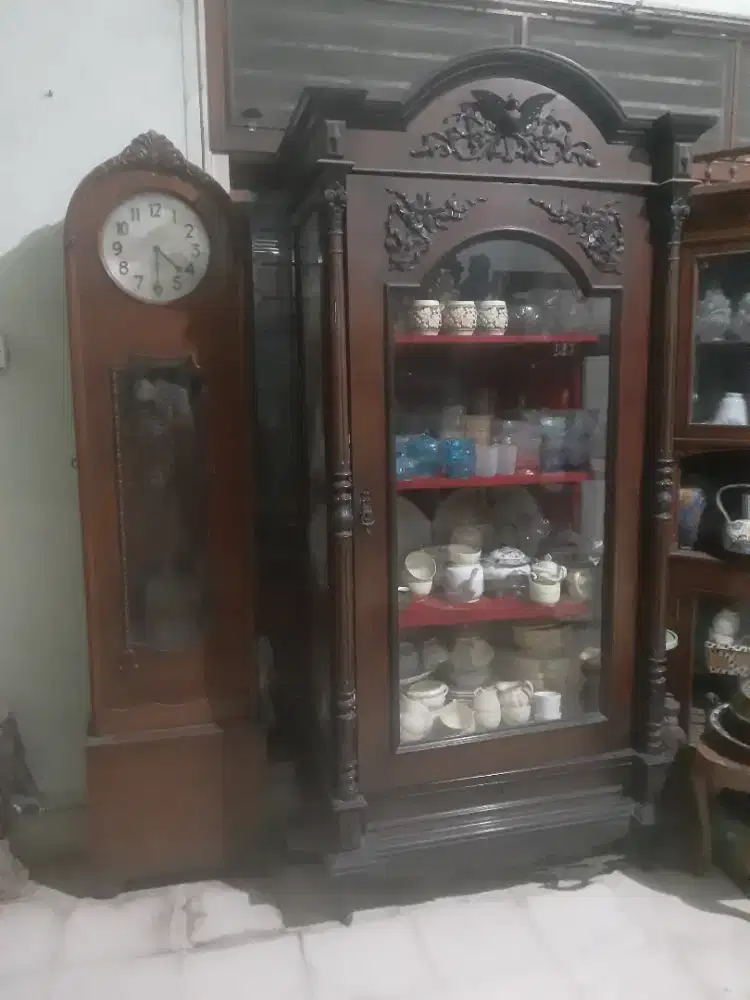 Lemari dan jam vintage