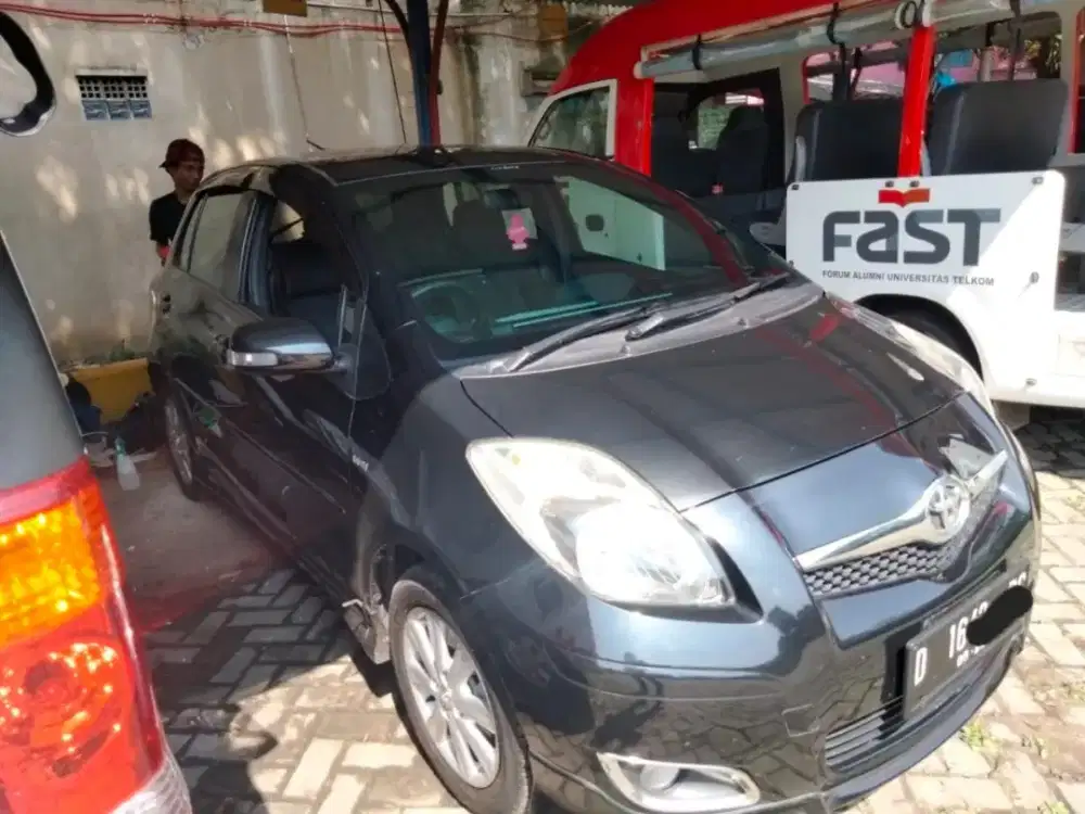 teknisi pasang kaca film untuk mobil