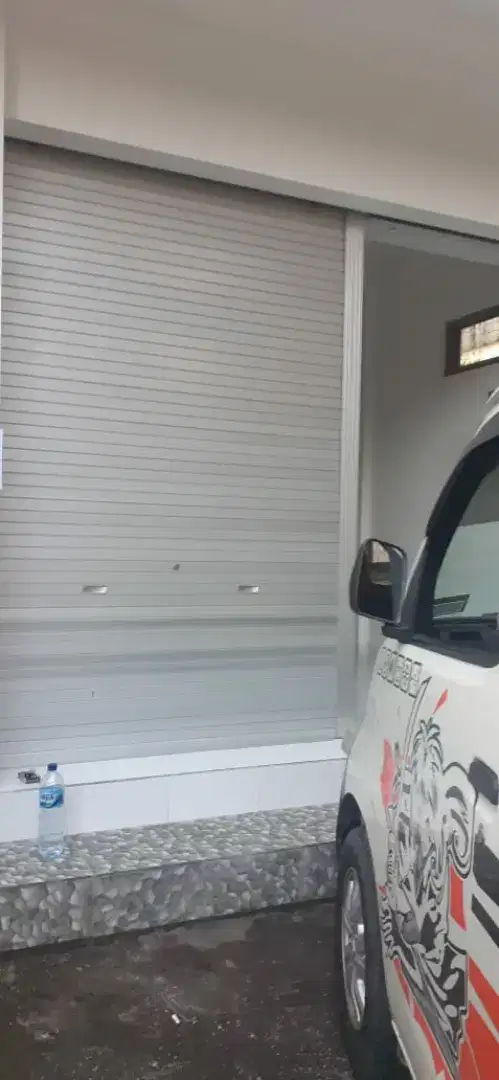 Mengerjakan pintu rolling door