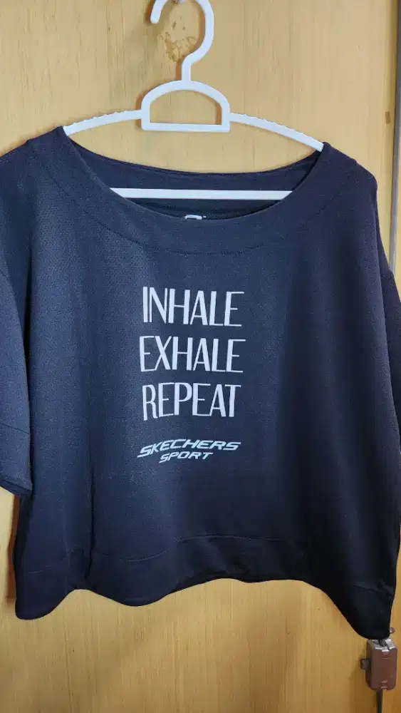 SKECHERS CROP TOP SIZE M