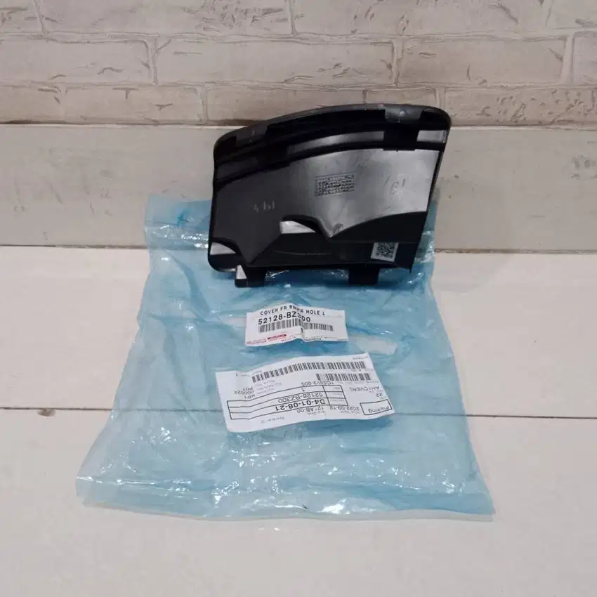 Tutup Towing Bumper Depan Kiri Toyota Rush atau Terios 2018-2022