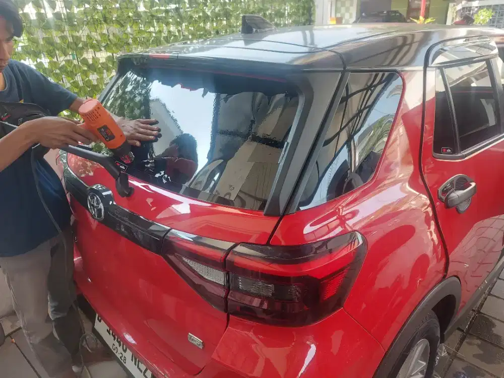 teknisi kaca film mobil dan jendela rumah atau gedung