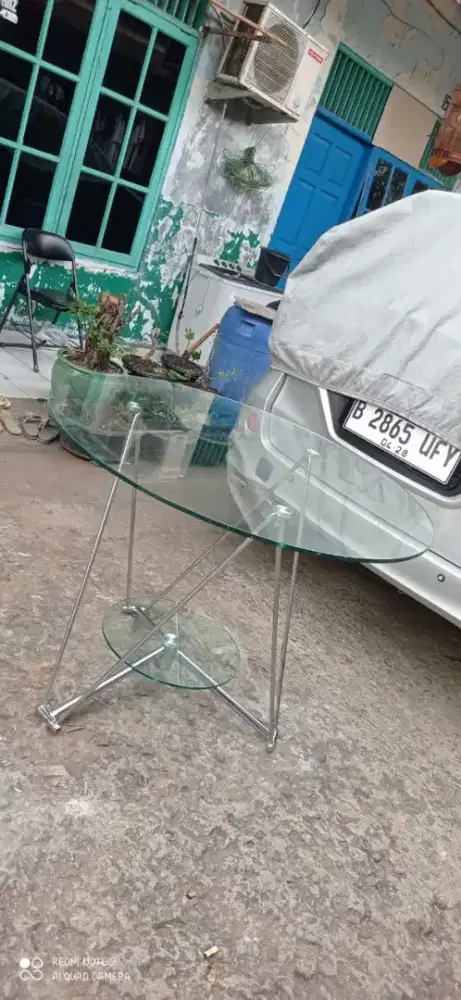 Meja makan bulat minimalis