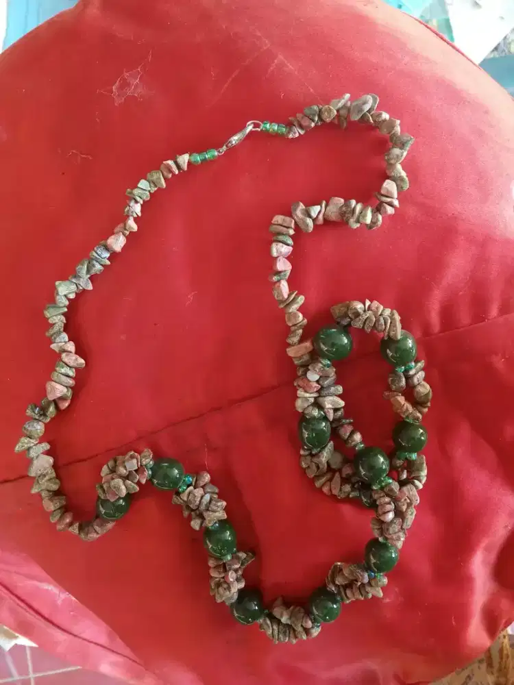 Kalung Dan gelang Batu nuansa hijau