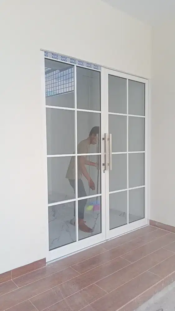 Pintu sekat kaca