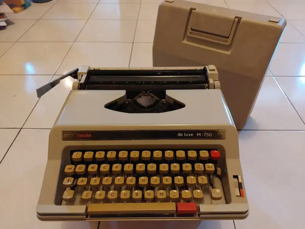 Mesin ketik pita brather brother deluxe M-750 klasik