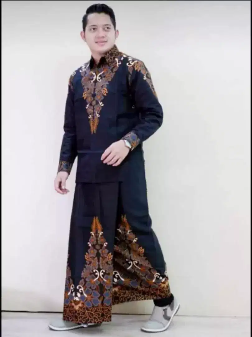 Setelan sarung kemeja batik