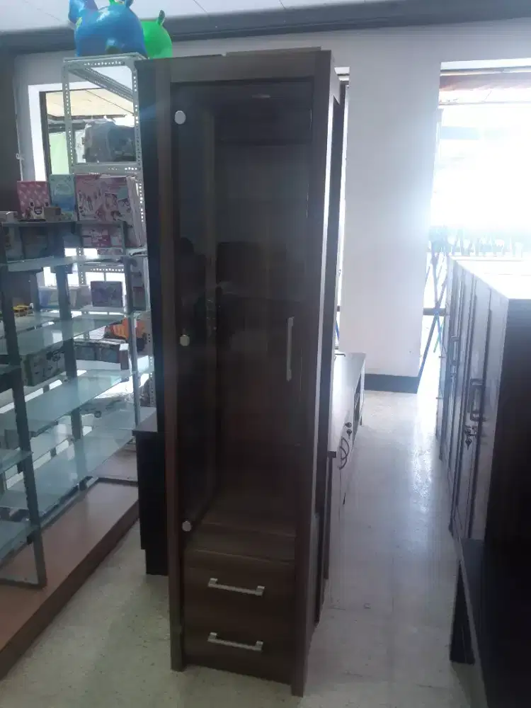 Rak mainan kaca uk 45 x 180 x 40