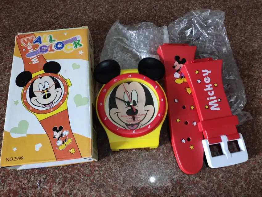 Jam dinding bentuk Mickey Mouse