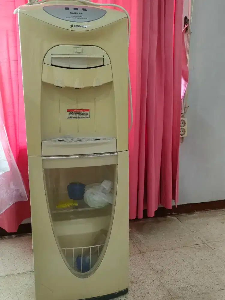 Dispenser air (panas & dingin) merk Sanken