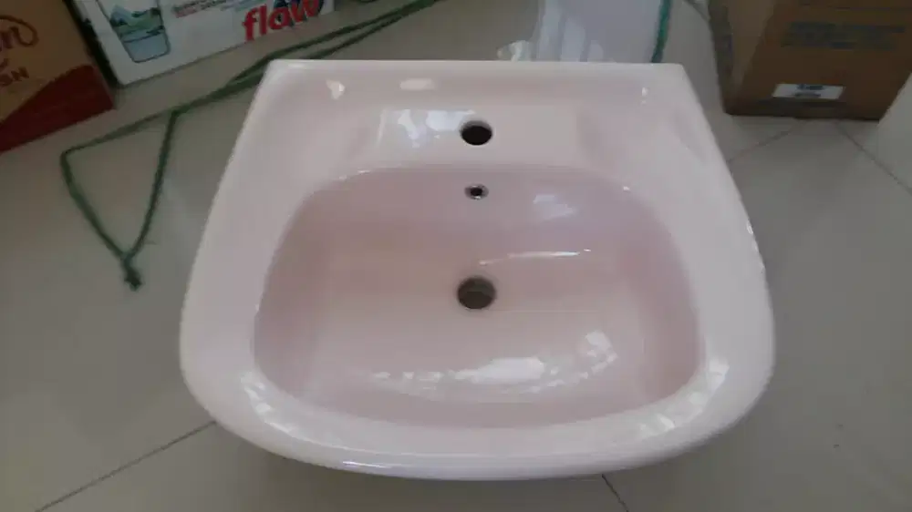 Wastafel TOTO warna pink.