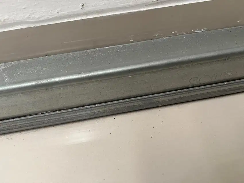 Rel pintu baja merk wika