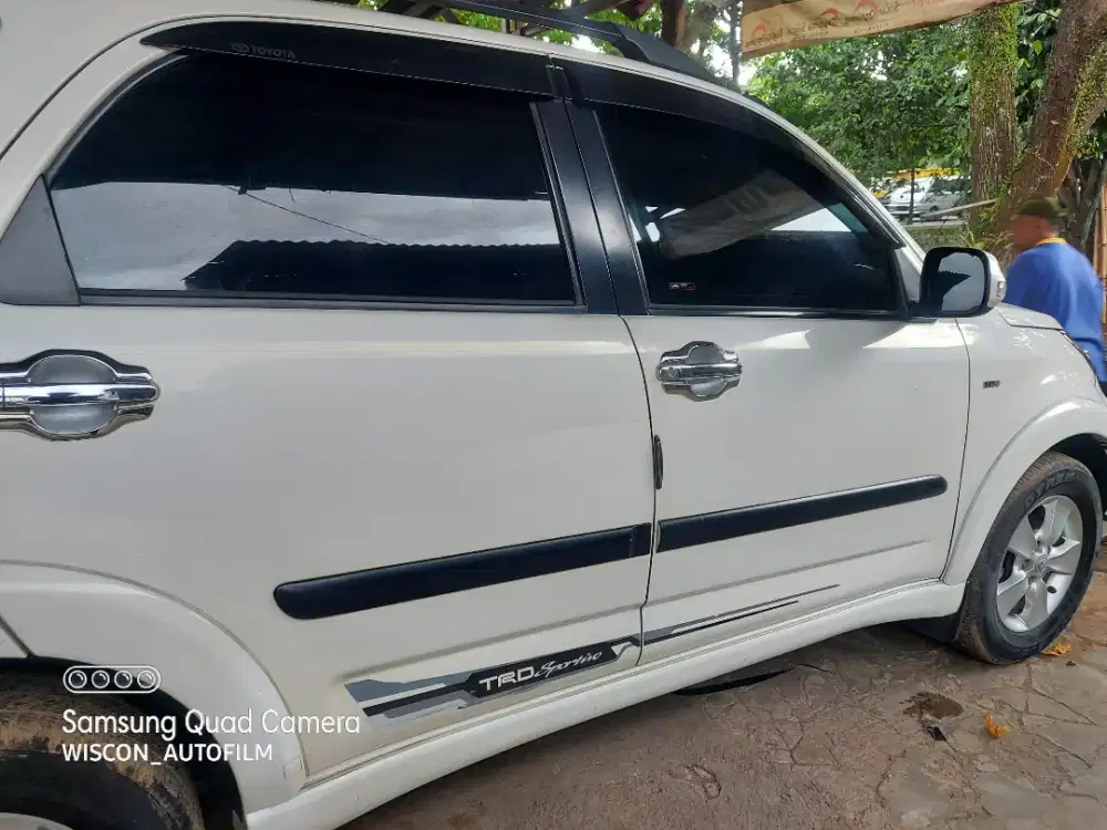 panggilan pasang kaca film mobil untuk menambah privasi