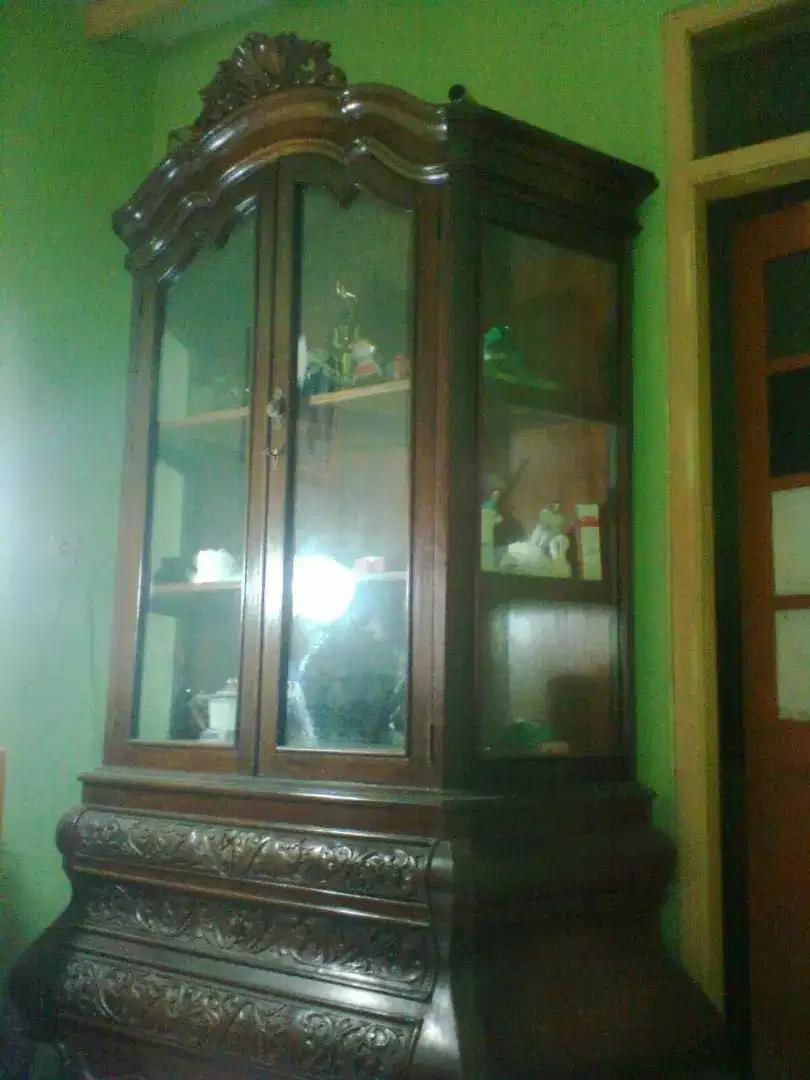 Lemari Antik kaki komodo