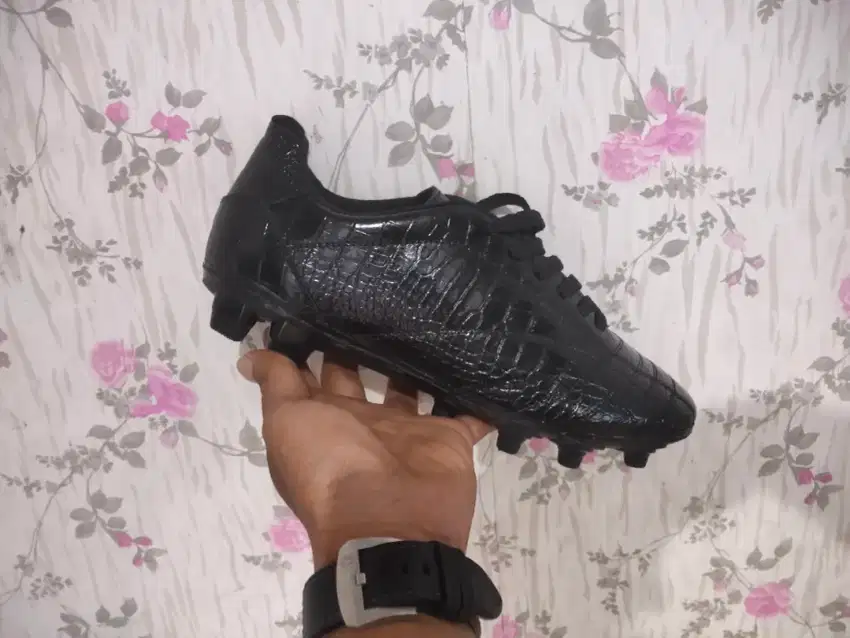 SEPATU BOLA KULIT MOTIF UNIK