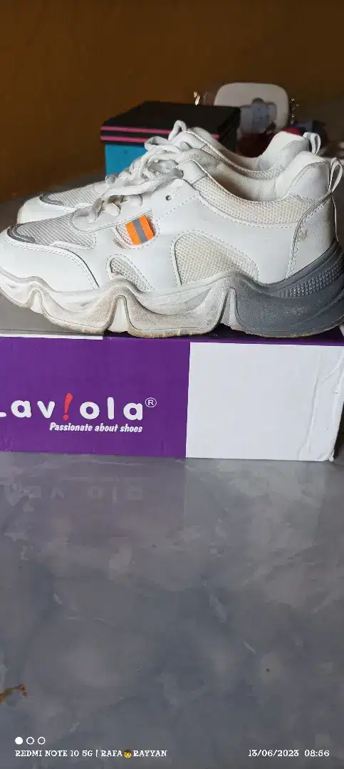 Sneakers sepatu Olah Raga Size 40 Merk Laviola