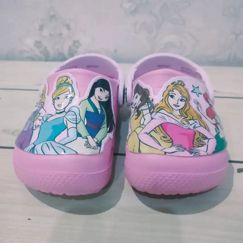 Sendal Crocs Kids edisi Disney Princess