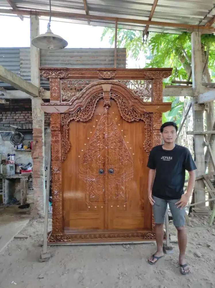 Pintu gapura ukir relief gunungan wayang
