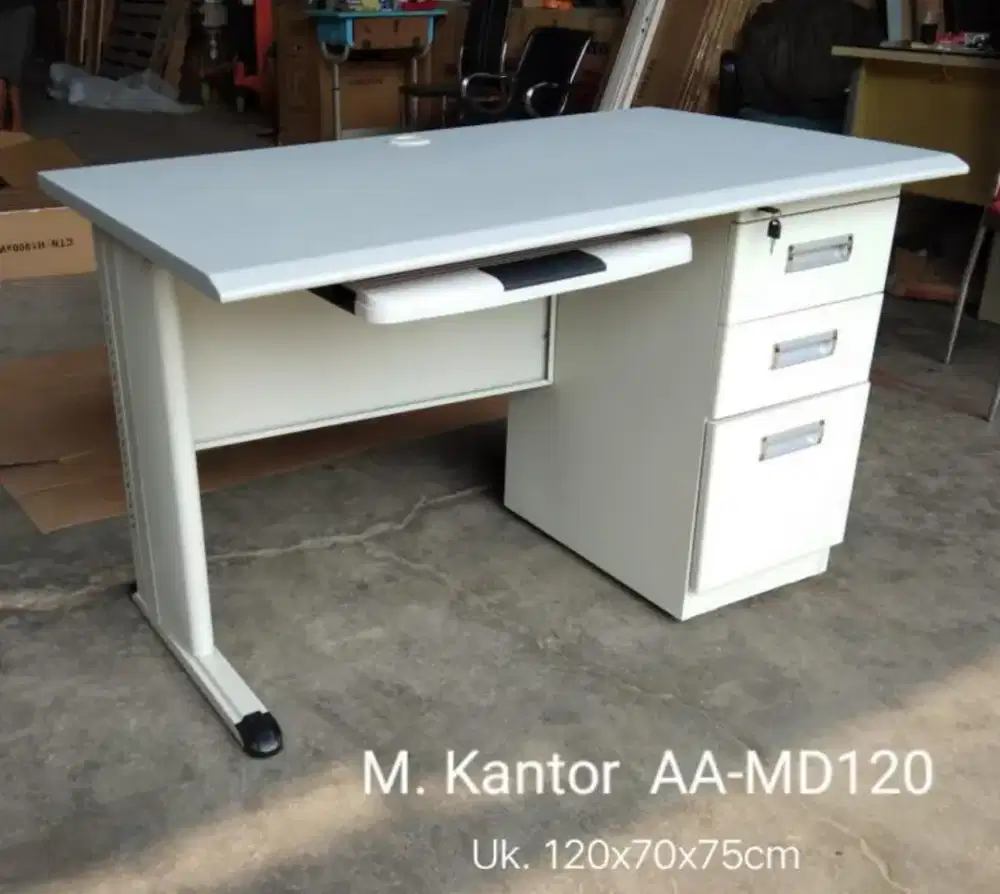 Meja kantor besi
