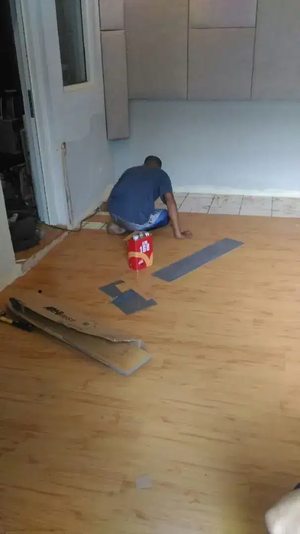 Jasa pasang lantai Vinyl kayu